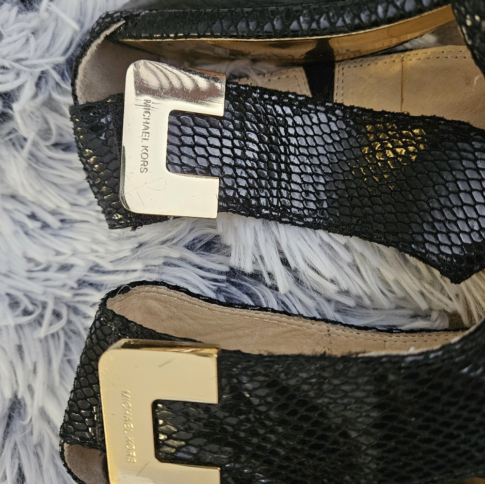 Michael Kor's Strappy Sexy Sandals Sz 7 Fits 7 1/2 foot Black and Gold - Picture 4 of 8